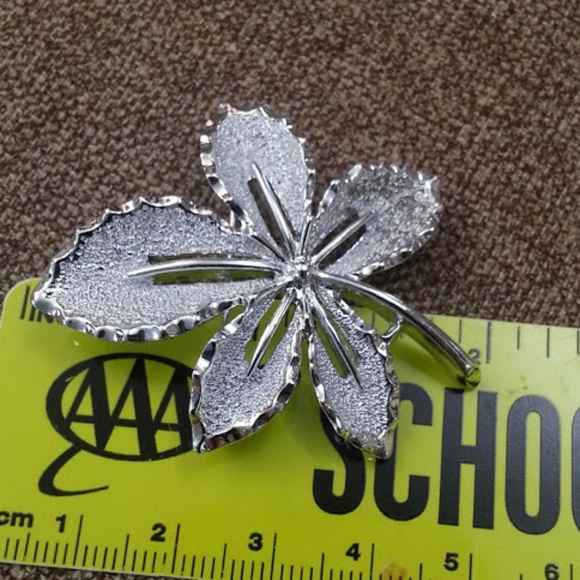 Vintage silver leaf brooch by Sarah Coventry - Picture 3 of 4